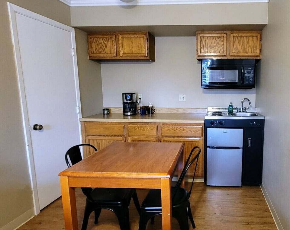 Deluxe Room, 1 King Bed | Private kitchen | Coffee/tea maker