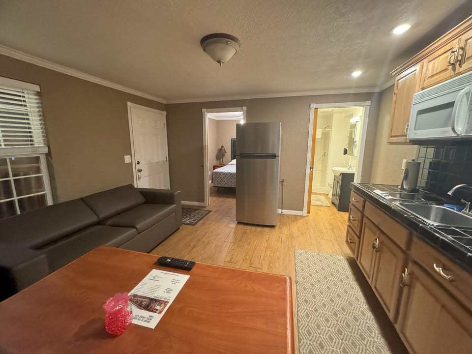 Basic Single Room | Bathroom | Hair dryer, towels