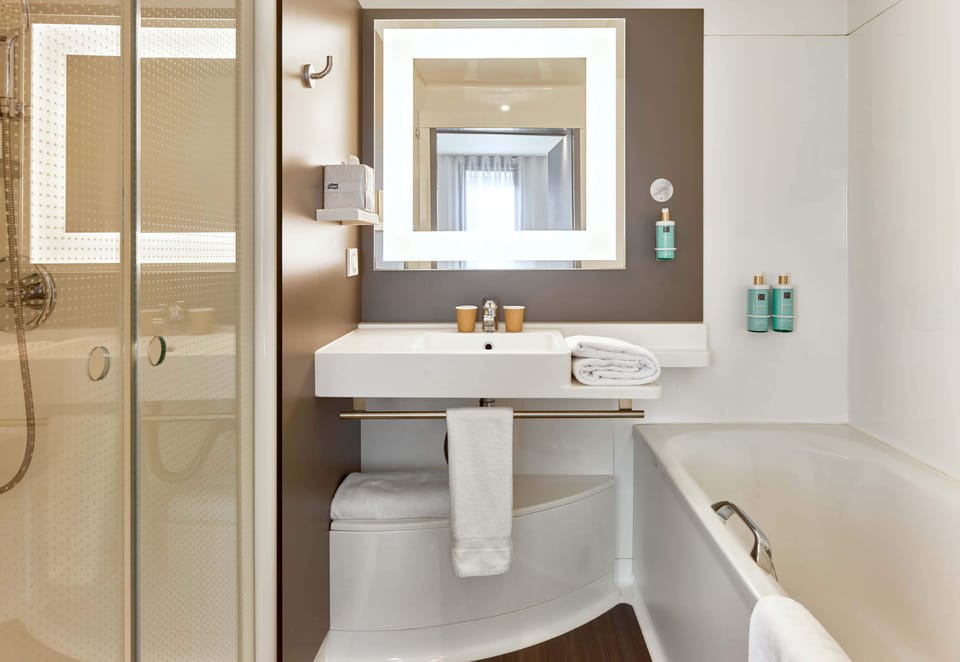 Comfort Double Room, 1 Double Bed | Bathroom | Free toiletries, hair dryer, towels, soap