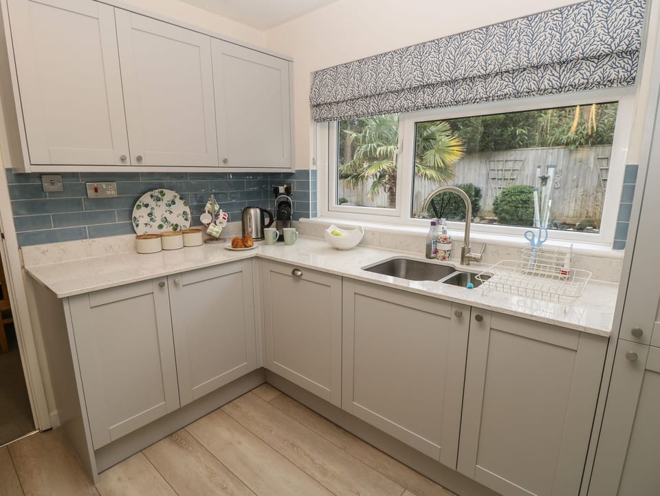 Cottage | Private kitchen | Dishwasher, cookware/dishes/utensils