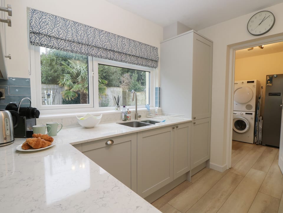 Cottage | Private kitchen | Dishwasher, cookware/dishes/utensils