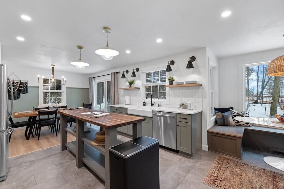 Multiple dining options make meals easy for any group or occasion.
