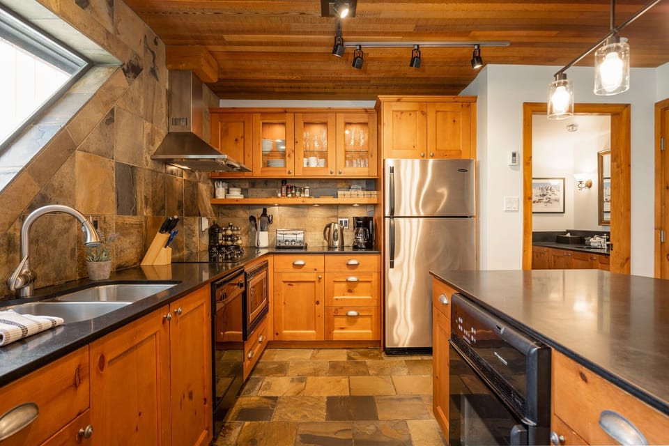Modern and functional kitchen, ideal for cooking and gathering.