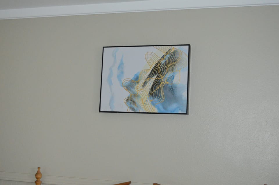 Standard Single Queen | Living area | 30-inch flat-screen TV with cable channels, TV