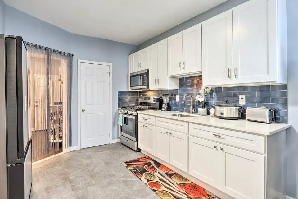 Luxury House, City View | Private kitchen | Fridge, microwave, oven, stovetop