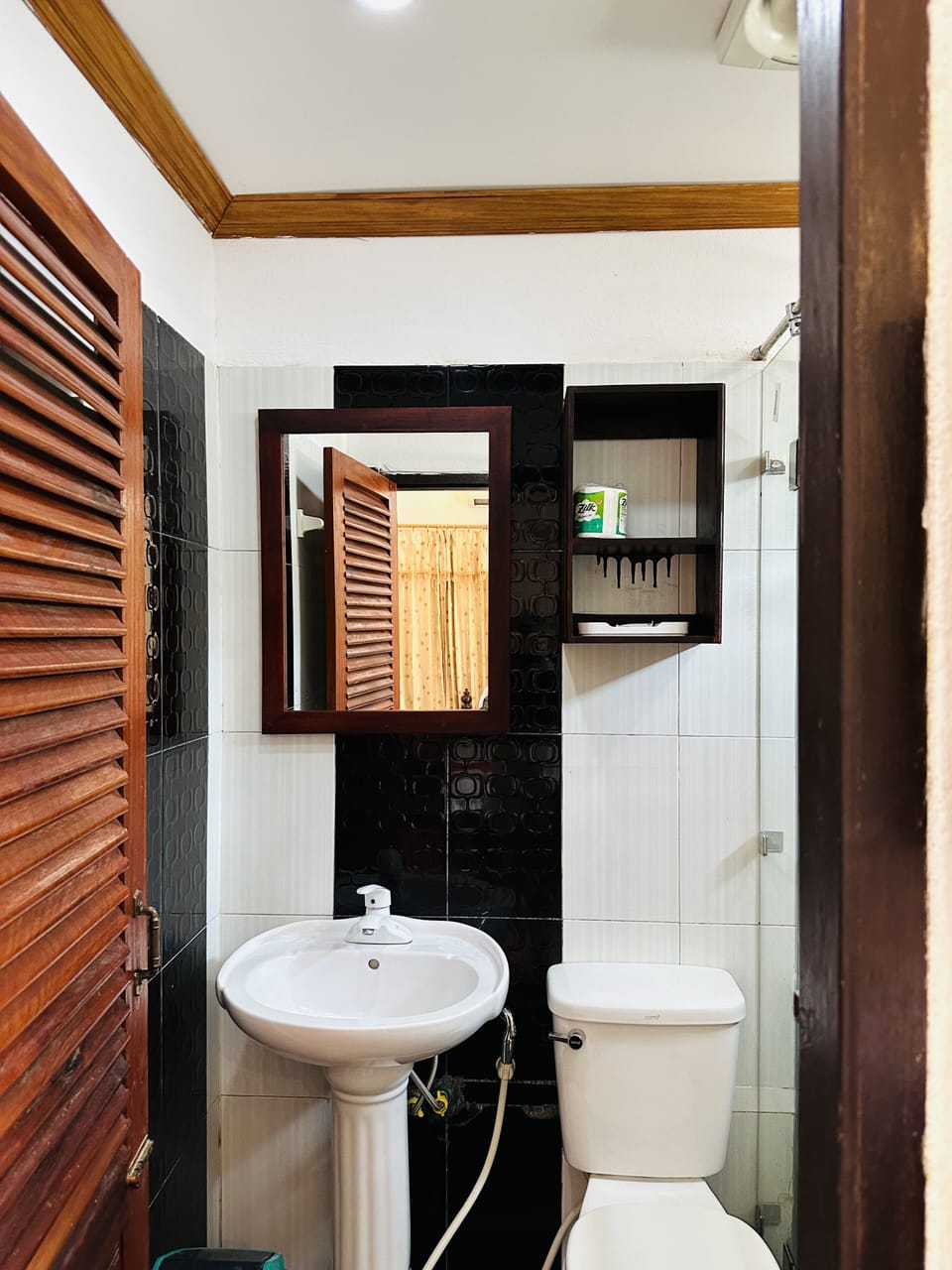 Shower, rainfall showerhead, free toiletries, hair dryer