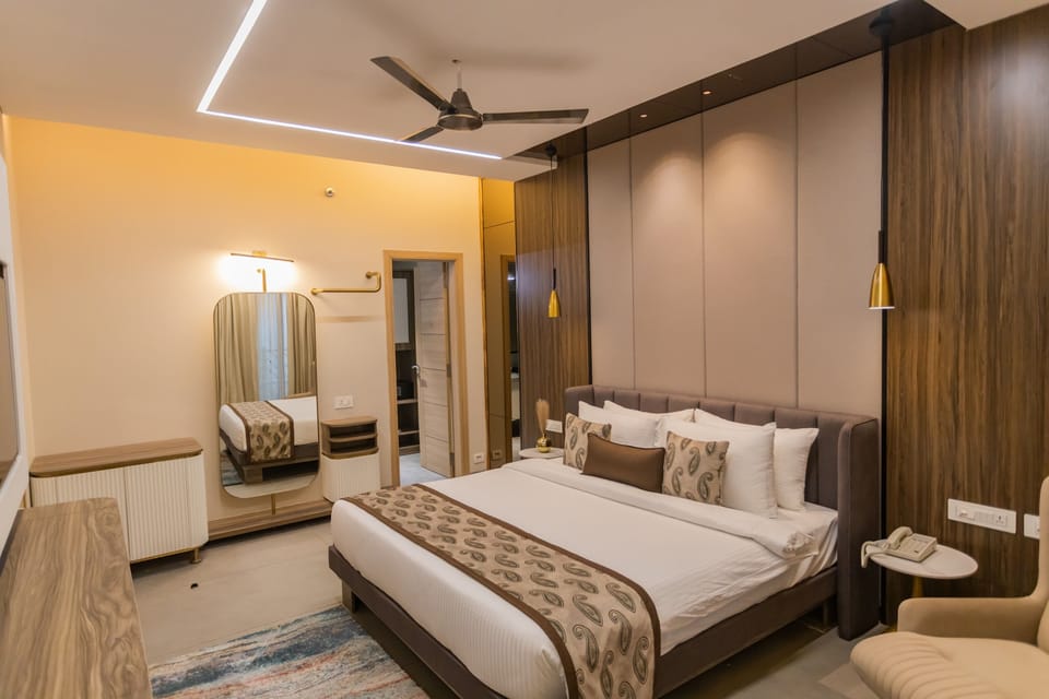 Presidential Suite | Minibar, in-room safe, individually furnished, desk