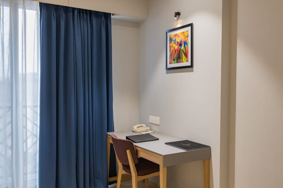 Club Suite | Minibar, in-room safe, individually furnished, desk