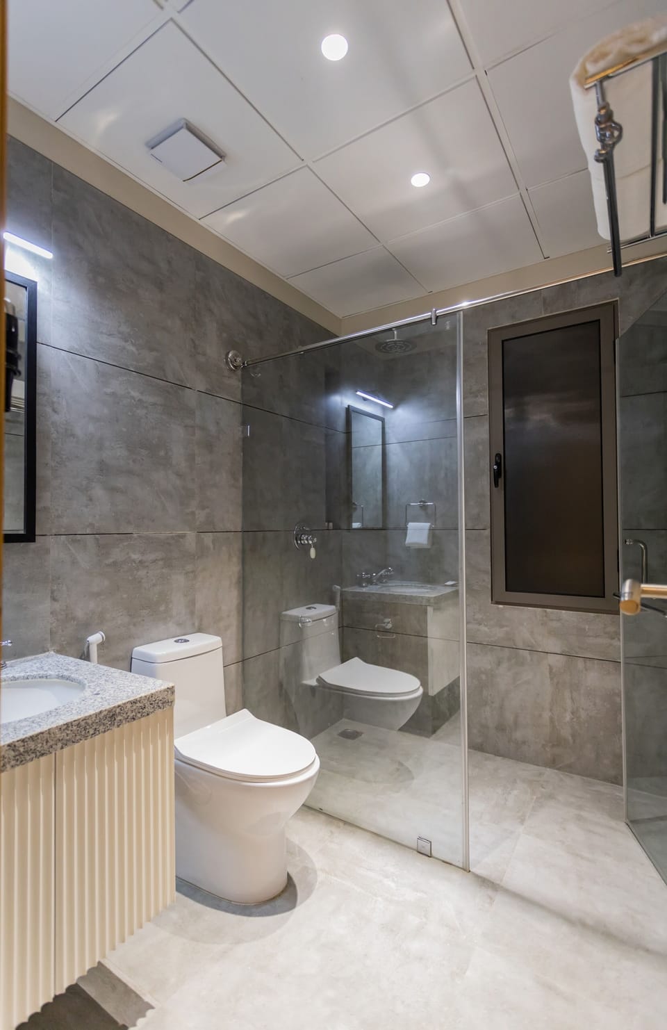 Presidential Suite | Bathroom | Free toiletries, hair dryer, bathrobes, slippers
