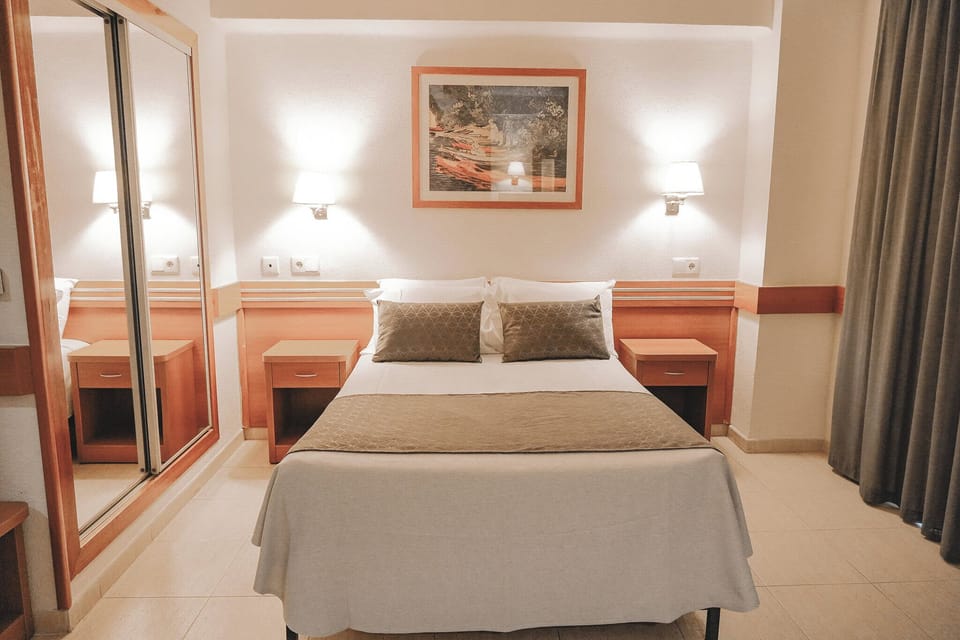 In-room safe, desk, free WiFi
