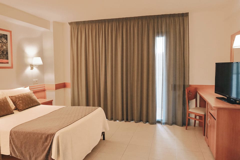 In-room safe, desk, free WiFi
