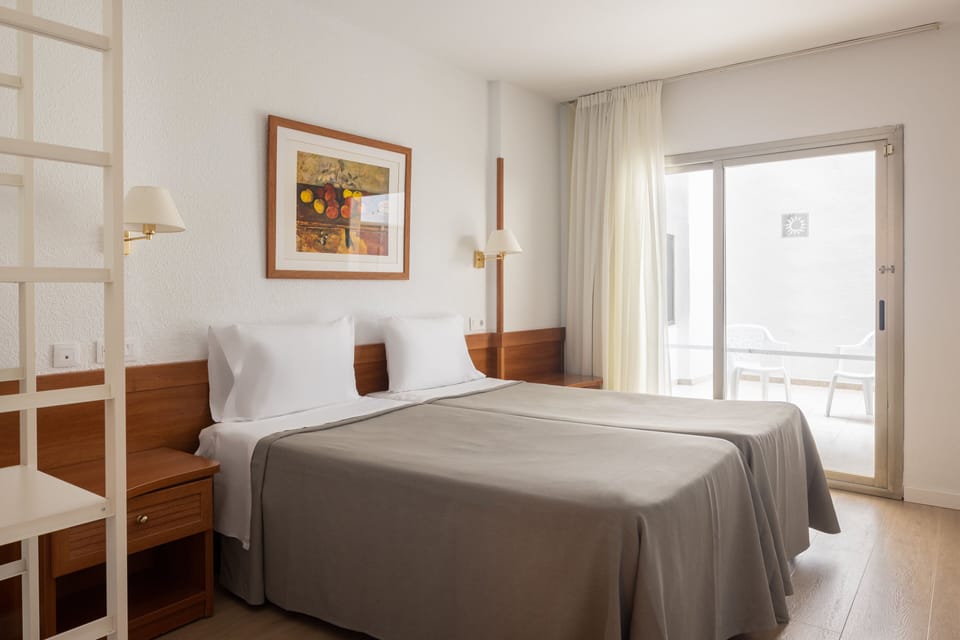 Individually furnished, desk, free WiFi, bed sheets
