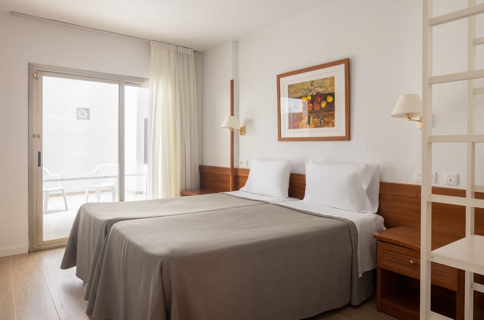 Individually furnished, desk, free WiFi, bed sheets