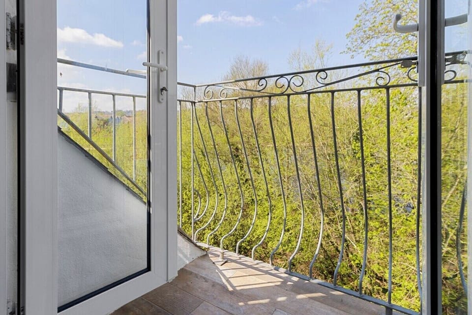 bedroom, balcony, tv and multimedia, river view