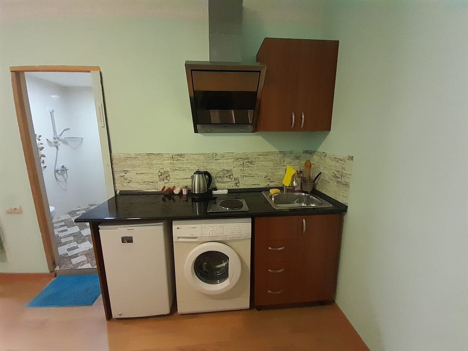 Deluxe Studio | Private kitchen | Mini-fridge, stovetop, coffee/tea maker, electric kettle