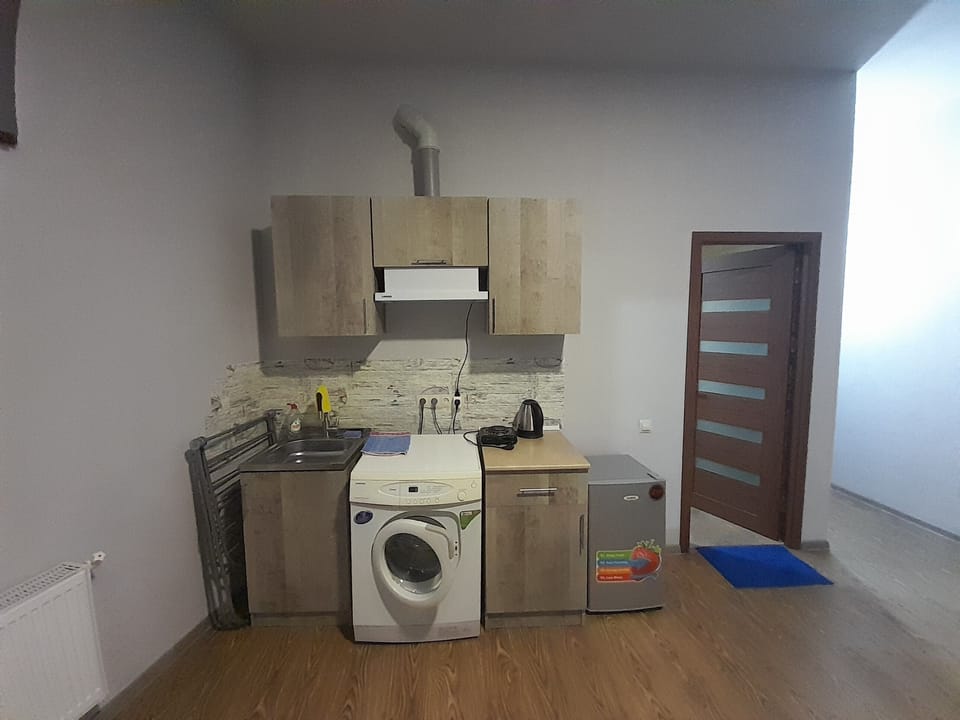 Deluxe Studio, Courtyard View | Private kitchen | Mini-fridge, stovetop, coffee/tea maker, electric kettle