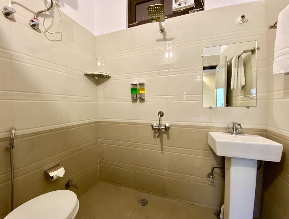 Deluxe Room, 1 Bedroom | Bathroom | Shower, free toiletries, hair dryer (on request), slippers