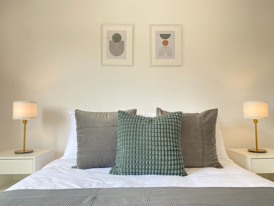 Luxury Apartment | 3 bedrooms, in-room safe, blackout drapes, iron/ironing board