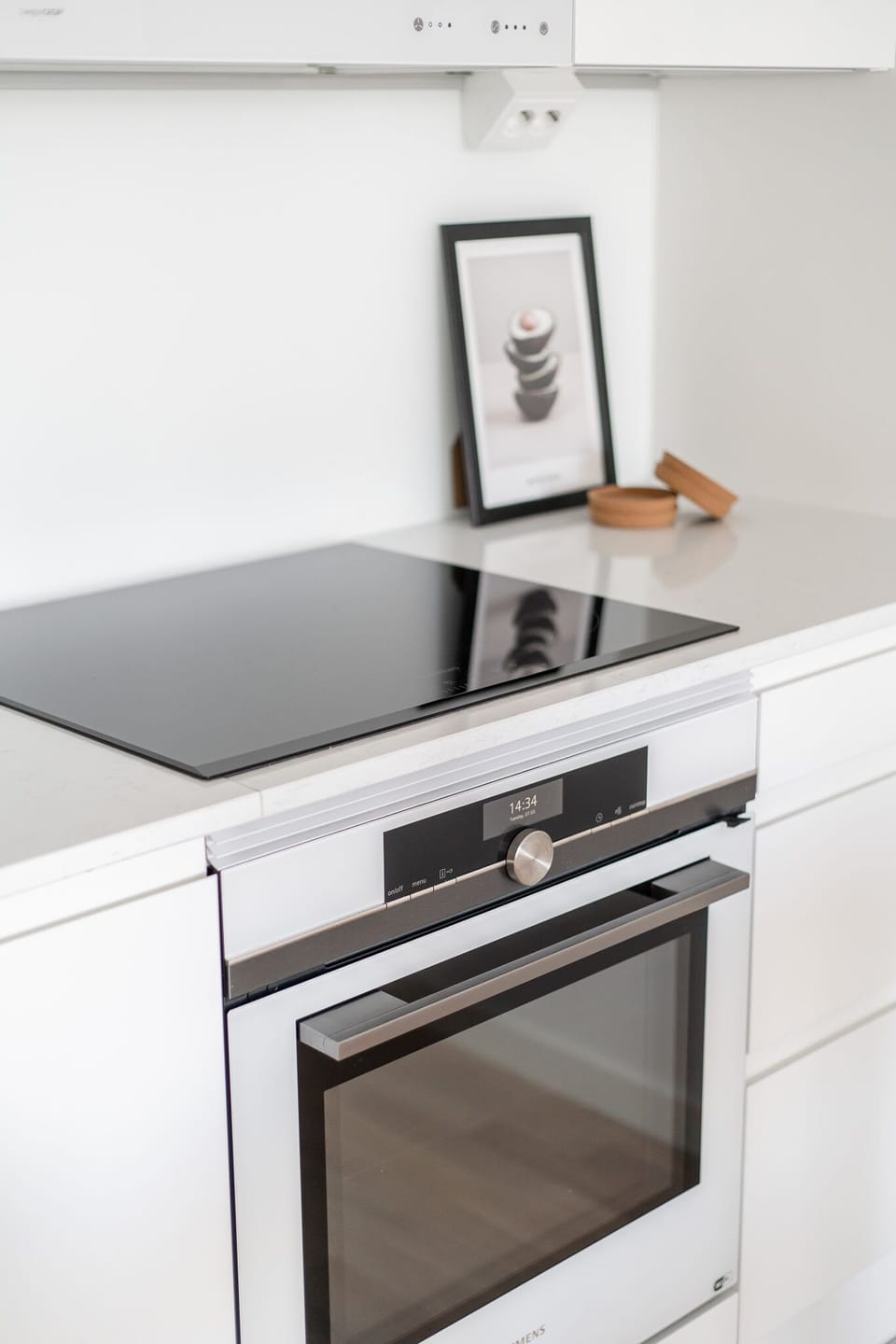 Deluxe Apartment | Private kitchen | Full-size fridge, microwave, oven, stovetop