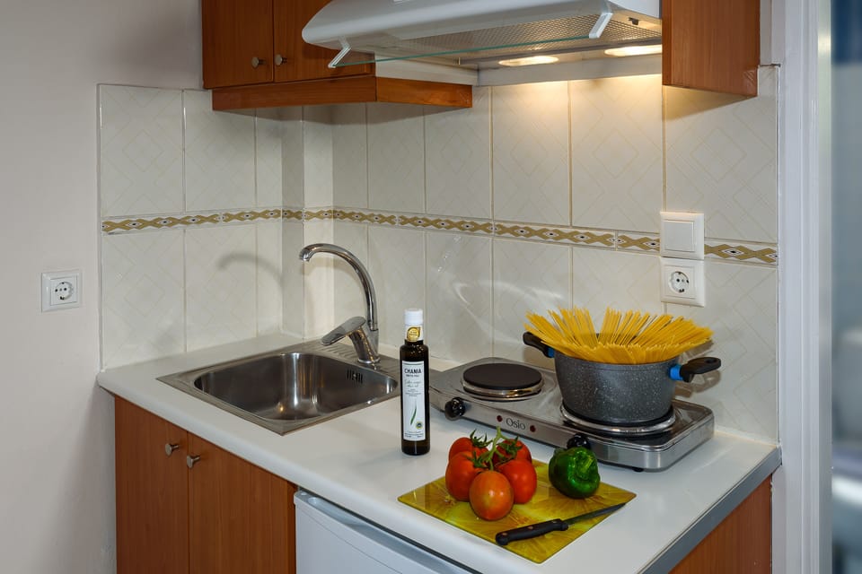 City Double Room | Private kitchenette | Fridge, microwave, stovetop, coffee/tea maker