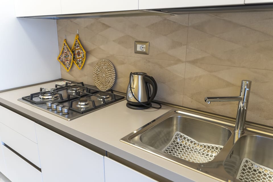 Full-size fridge, microwave, oven, stovetop