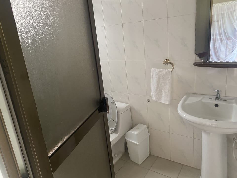 Shower, rainfall showerhead, free toiletries, towels
