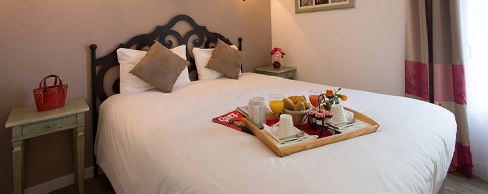 Comfort Queen Room - Non-Smoking | In-room safe, desk, soundproofing, iron/ironing board