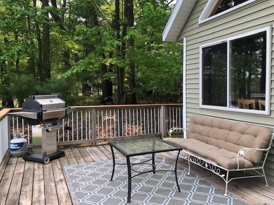Deck - Additionally seating available on deck with gas grill