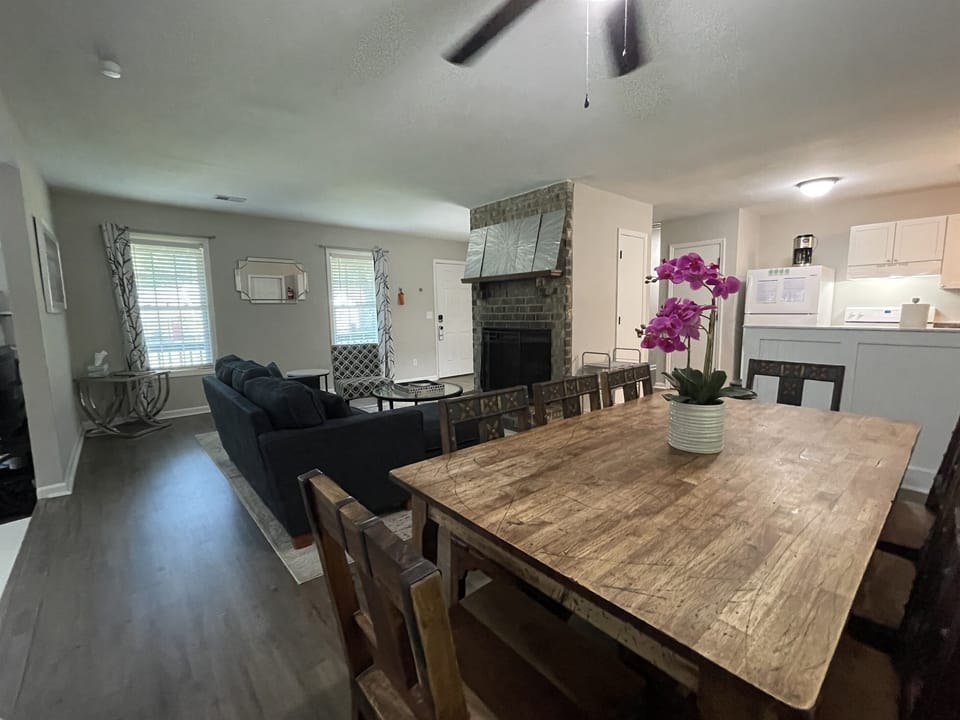 Large Dining Room with 8 person seating