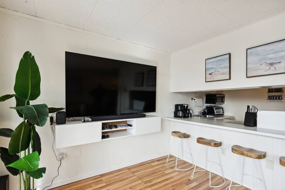 Living Room / Kitchen Bar Counter