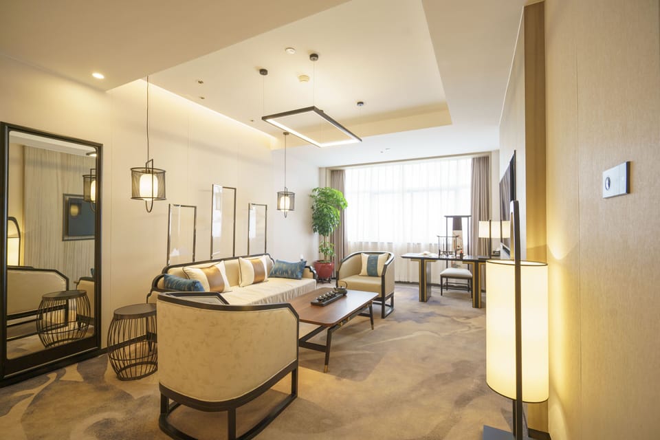 Executive Suite | Premium bedding, minibar, in-room safe, desk