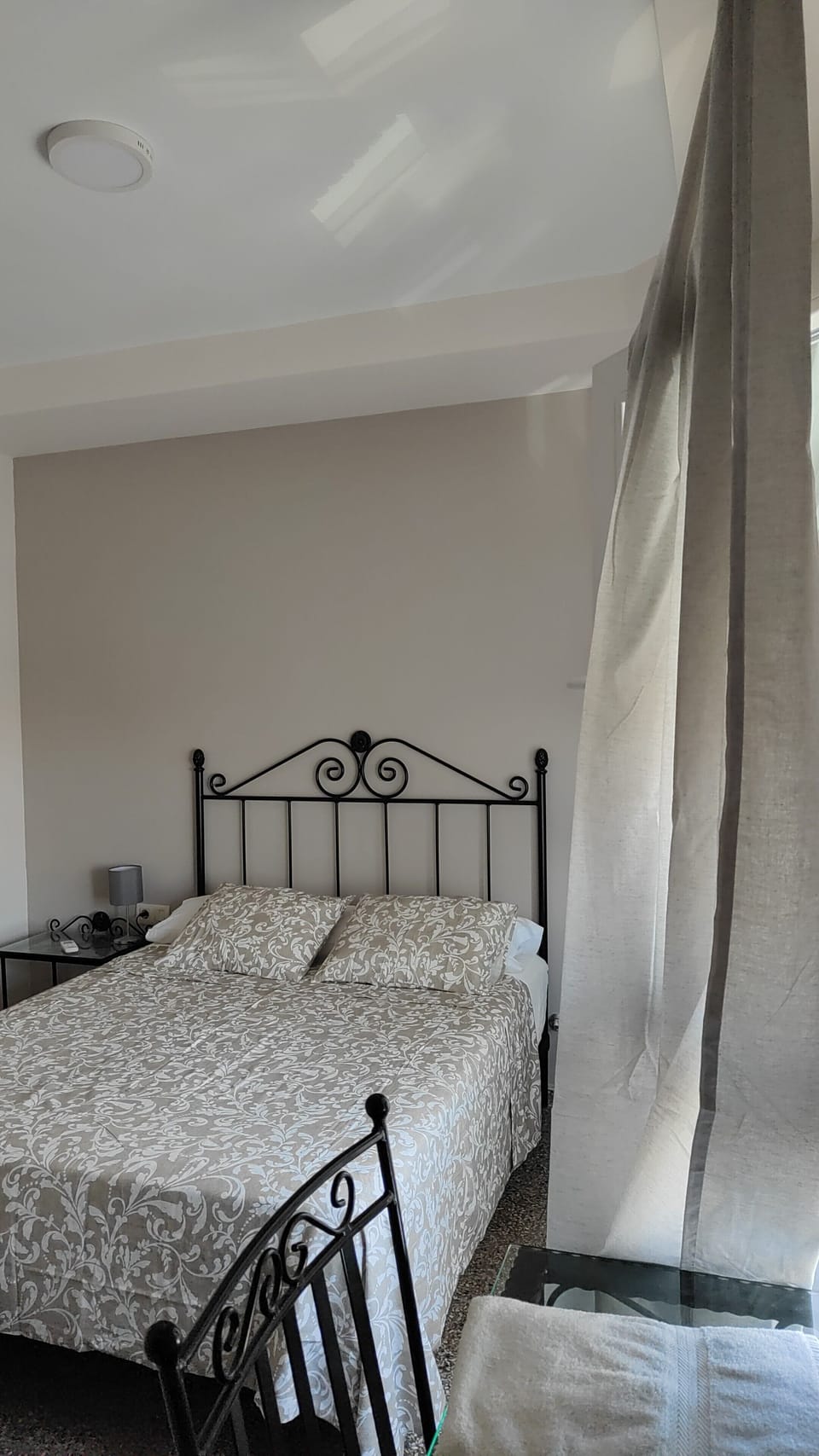 Deluxe Room, 1 Queen Bed, Ensuite | Desk, laptop workspace, free WiFi