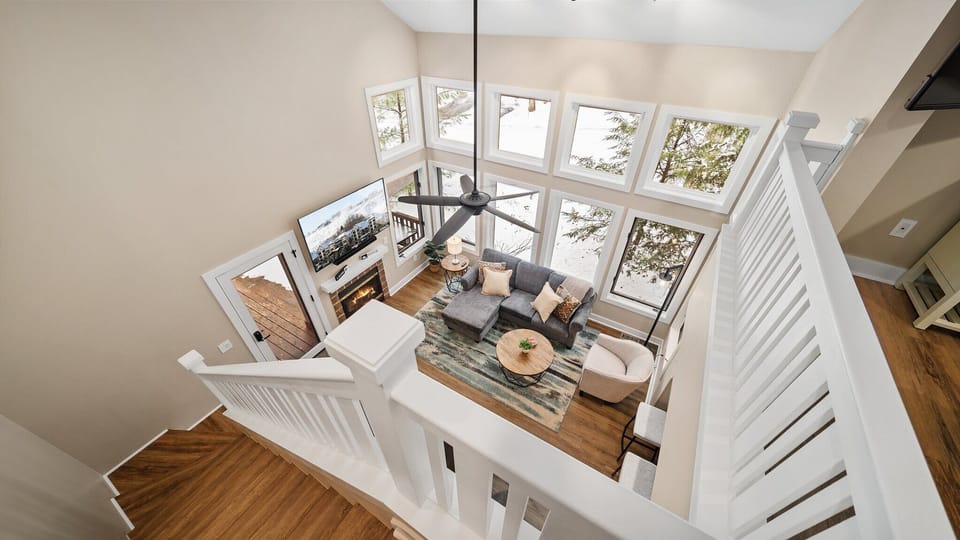 【Living + Dining Area】Panoramic views with lofted cathedral ceilings