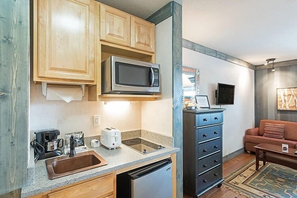 Room, 1 Bedroom | Private kitchen | Fridge, coffee/tea maker, toaster