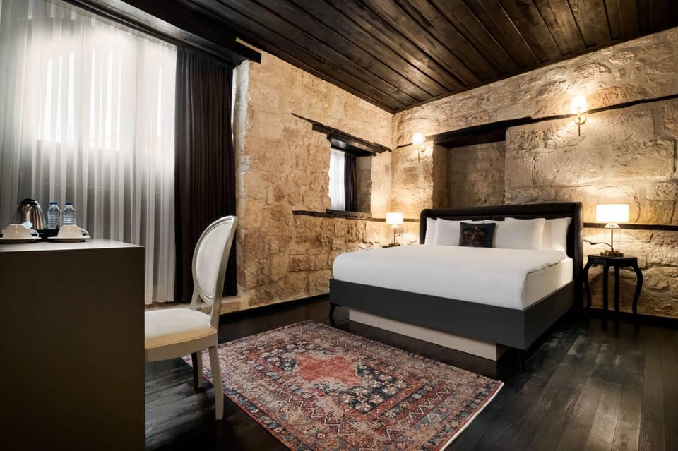 Room, 1 King Bed (Courthouse Room) | Minibar, free WiFi