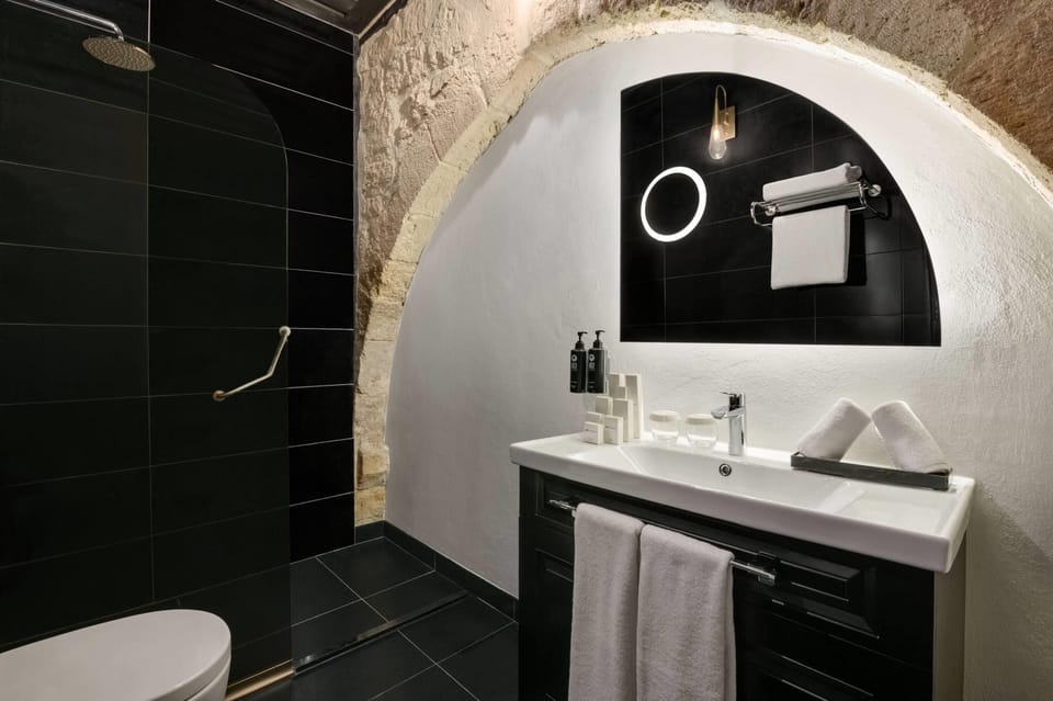 Room, 2 Twin Beds (Via Tarsus Room) | Bathroom | Eco-friendly toiletries