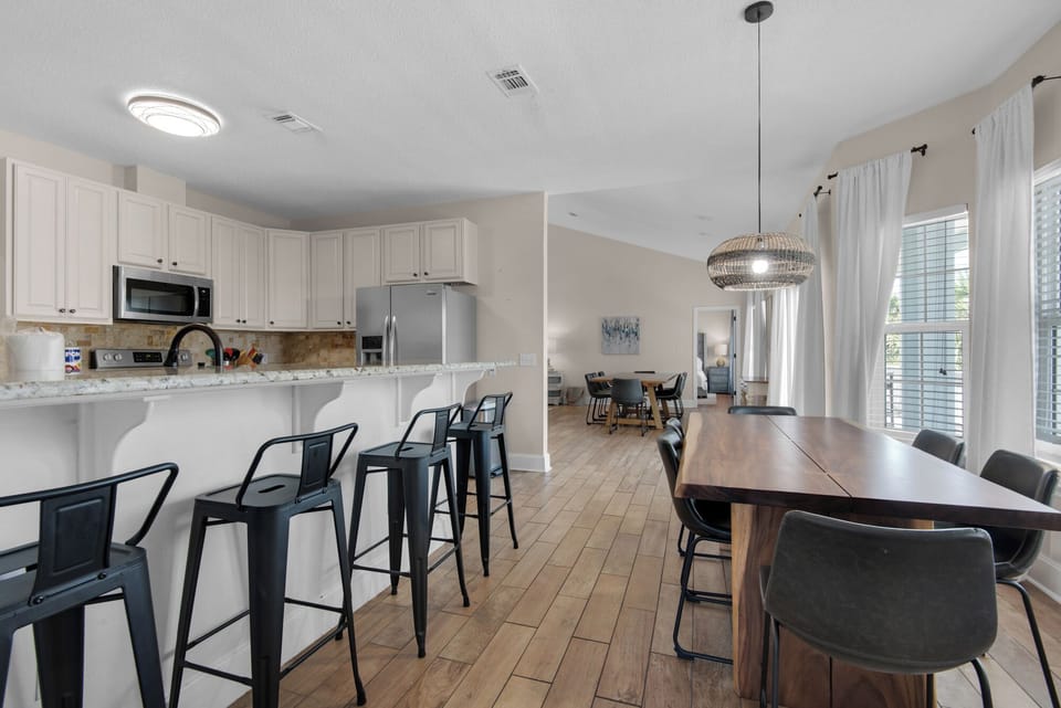 Eat-in kitchen bar seating