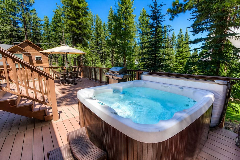 House, 3 Bedrooms | Outdoor spa tub