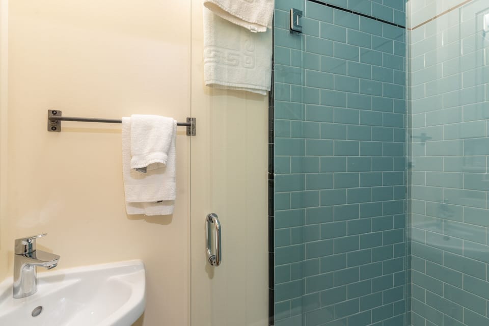 Room, 1 Bedroom | Bathroom | Towels, shampoo