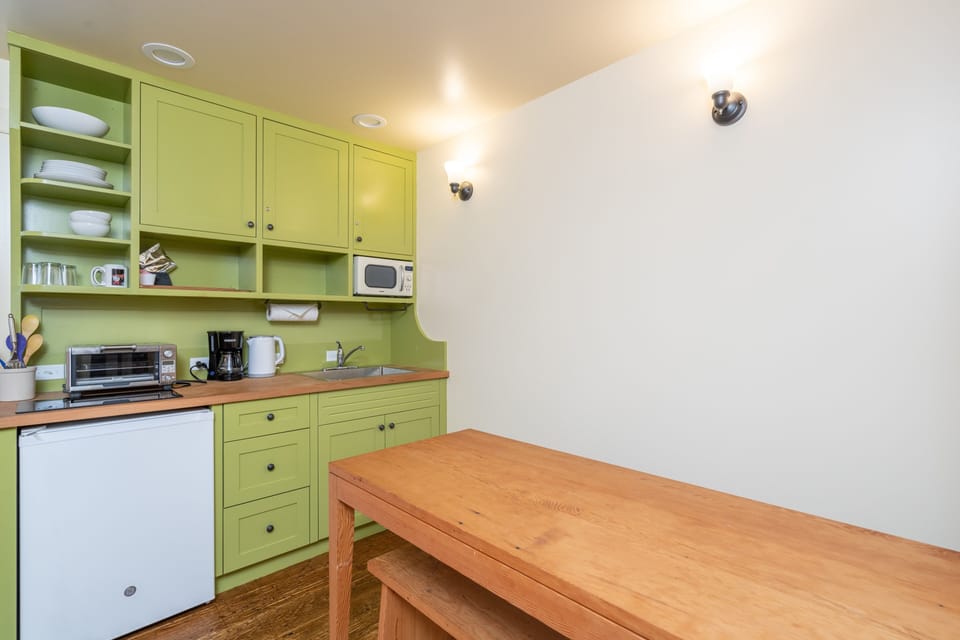Room, 1 Bedroom | Private kitchen | Fridge, coffee/tea maker, toaster