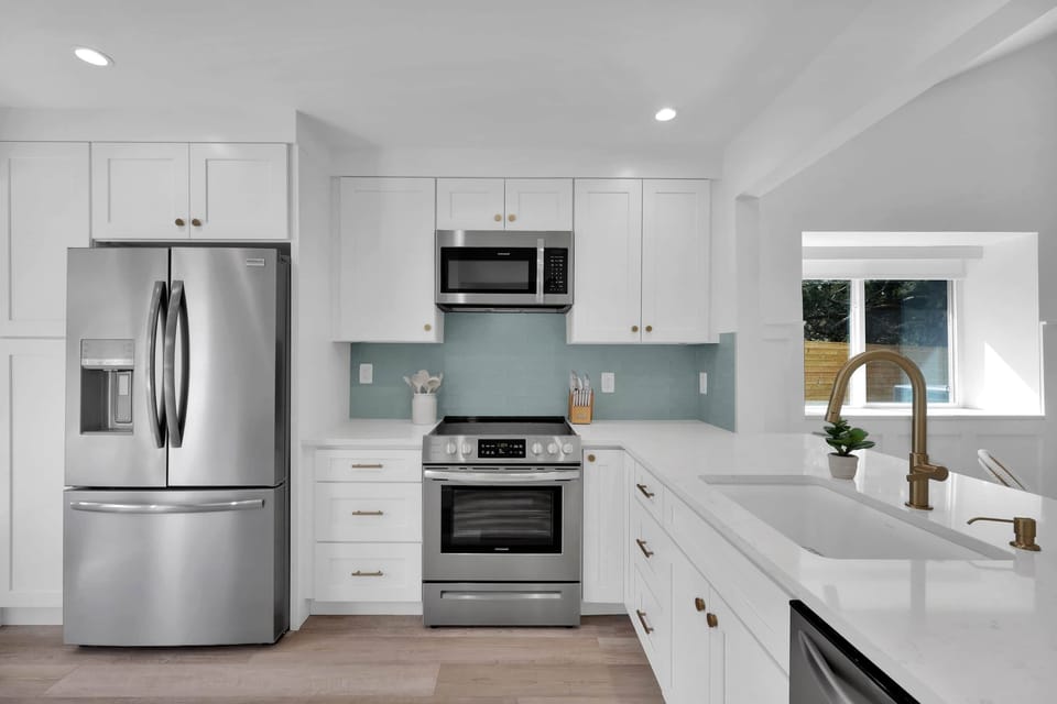 Fully Stocked Kitchen 