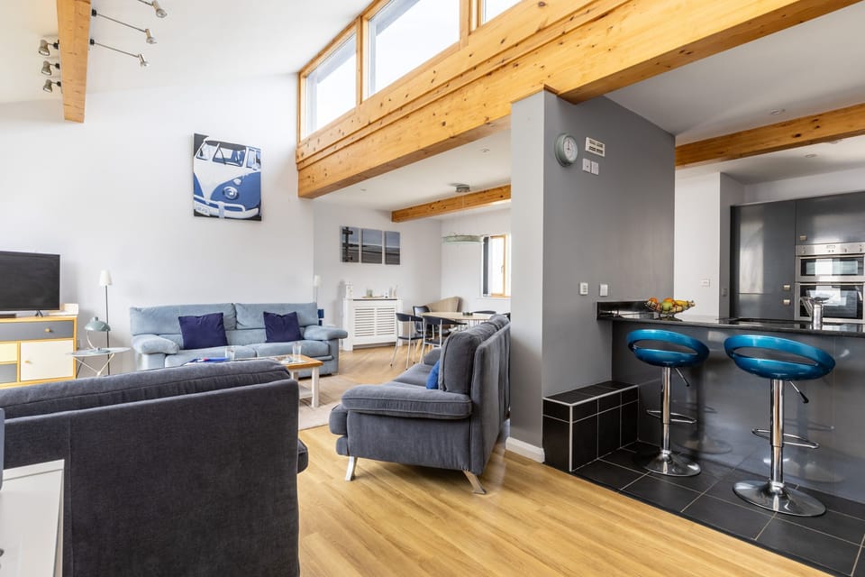4 Y Bonc kitchen lounge