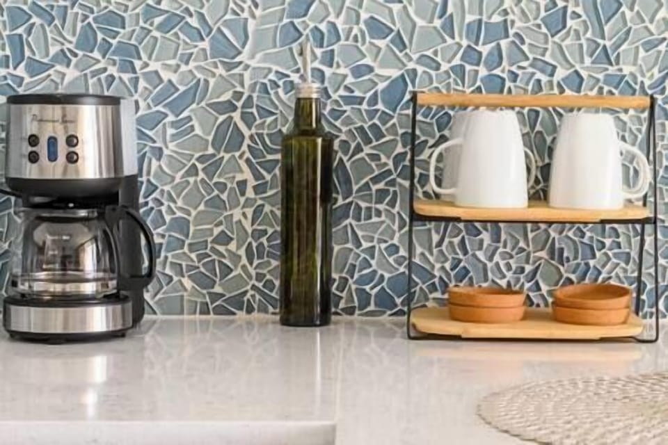 Coffee Maker, coffee cups Quarts Counter tops 