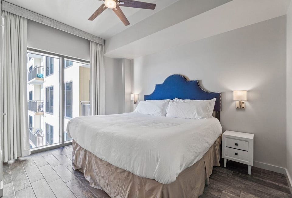 Ensuite King bedroom with balcony access