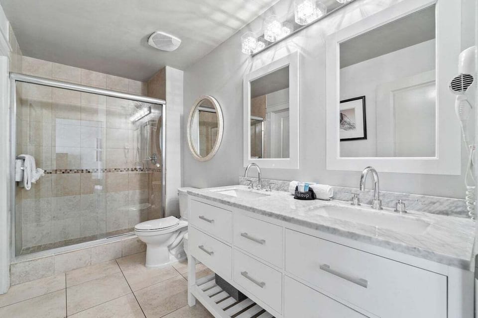 Double sink sink vanity