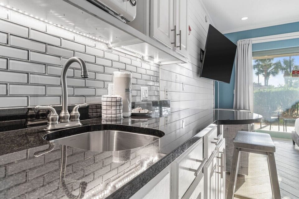 Kitchenette area with full size refrigerator