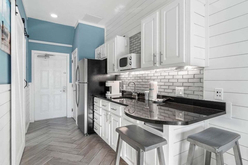 Kitchenette area with full size refrigerator