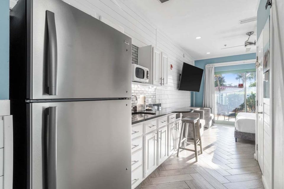Kitchenette area with full size refrigerator