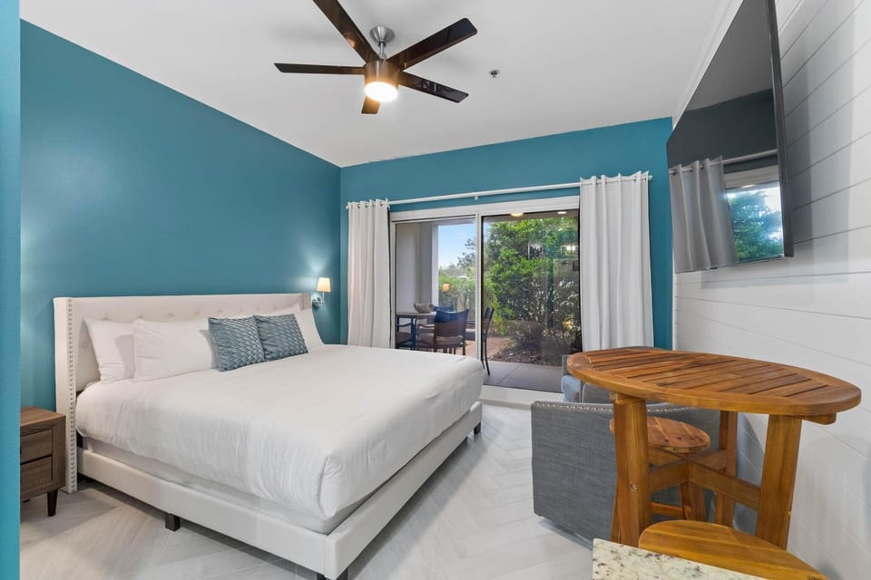 King size bedroom with balcony access