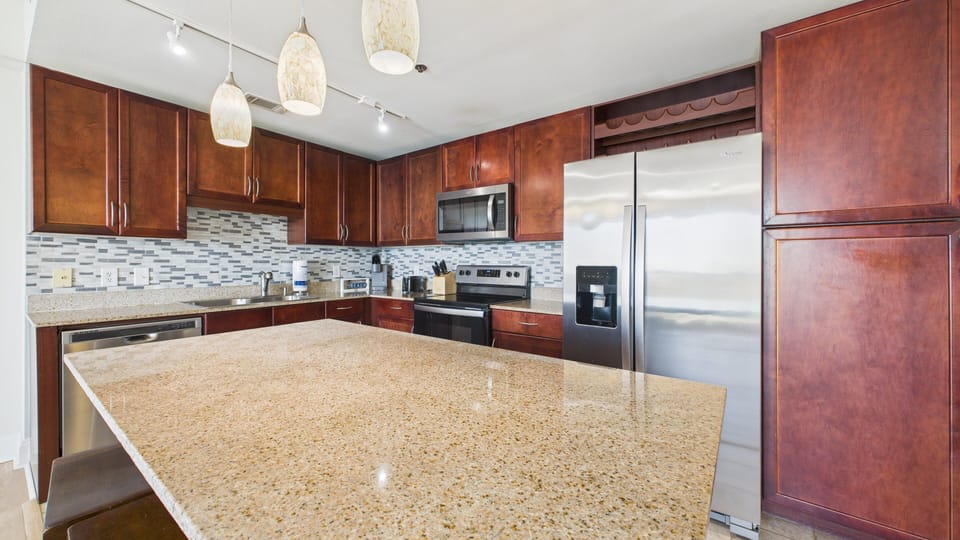 Full kitchen with island and breakfast bar equipped with all the cooking essentials